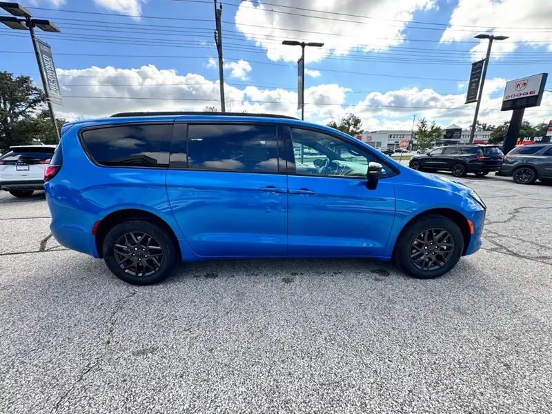 2027 Chrysler Pacifica Select, modrá, dovoz Kanada — foto 5 z 12