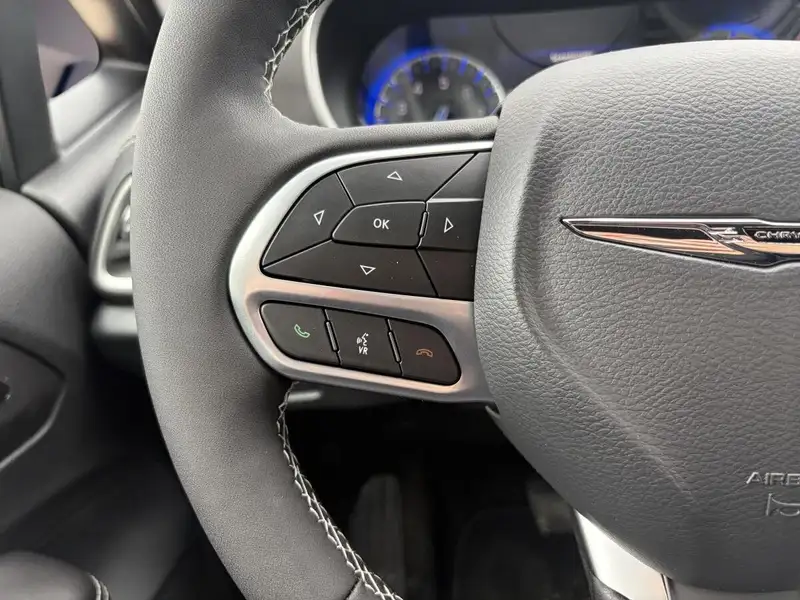 2026 Chrysler Pacifica Select, červená, 13 km, dovoz Kanada — foto 10 z 12