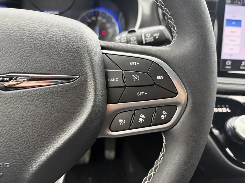 2026 Chrysler Pacifica Select, červená, 13 km, dovoz Kanada — foto 11 z 12