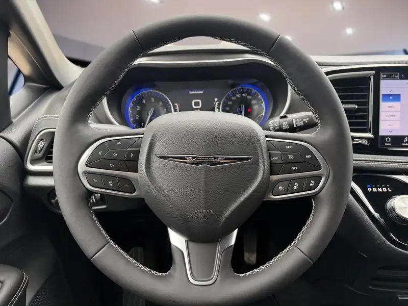 2026 Chrysler Pacifica Select, červená, 13 km, dovoz Kanada — foto 9 z 12