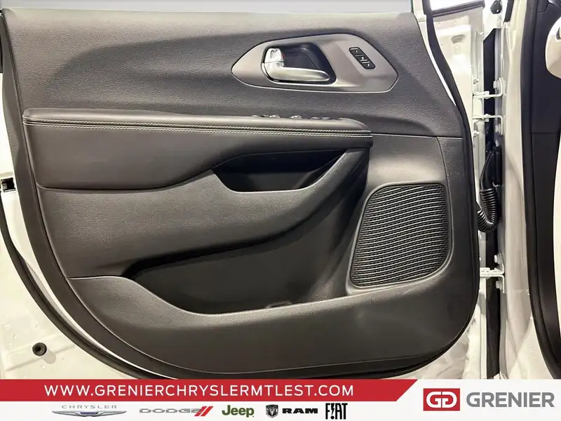 2026 Chrysler Pacifica SELECT AWD, bílá, 0 km, dovoz Kanada — foto 9 z 12