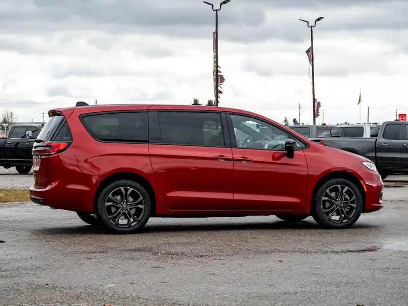 2026 Chrysler Pacifica Select, červená, dovoz Kanada — foto 10 z 12