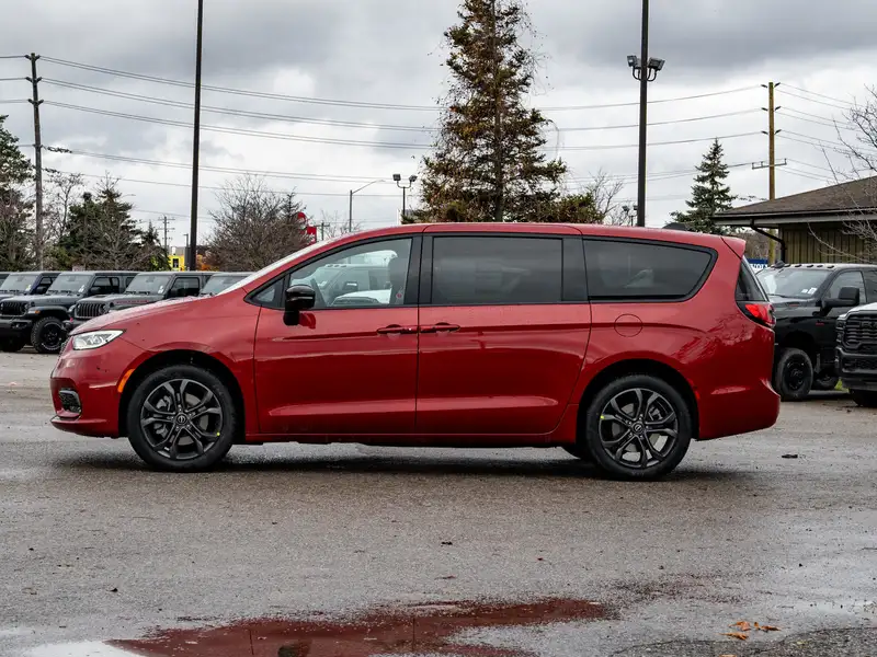 2026 Chrysler Pacifica Select, červená, dovoz Kanada — foto 5 z 12