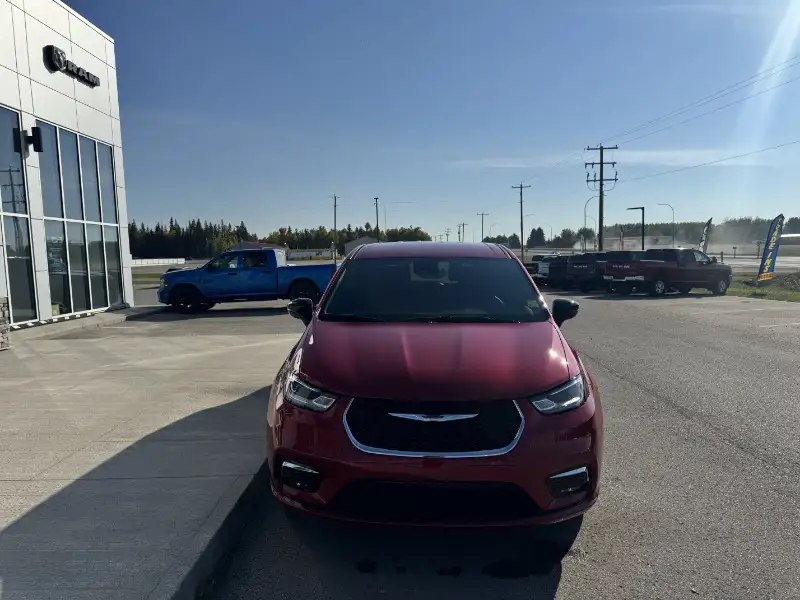 2026 Chrysler Pacifica Select AWD, červená, 59 km, dovoz Kanada — foto 3 z 12