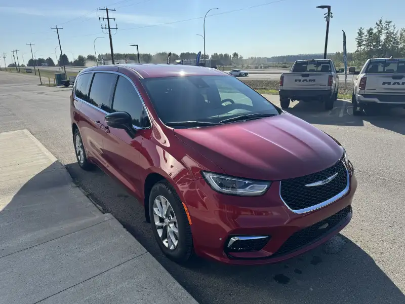 2026 Chrysler Pacifica Select AWD, červená, 59 km, dovoz Kanada — foto 4 z 12