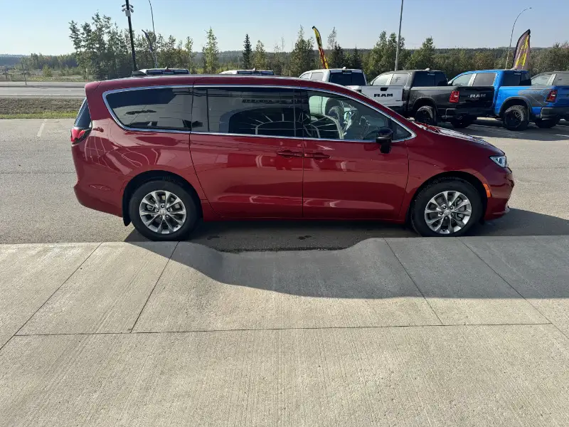 2026 Chrysler Pacifica Select AWD, červená, 59 km, dovoz Kanada — foto 5 z 12