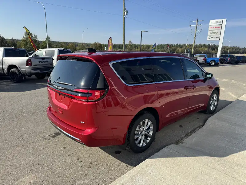 2026 Chrysler Pacifica Select AWD, červená, 59 km, dovoz Kanada — foto 6 z 12