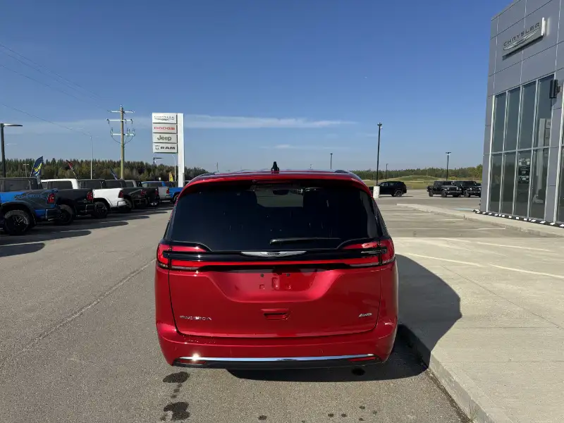 2026 Chrysler Pacifica Select AWD, červená, 59 km, dovoz Kanada — foto 7 z 12