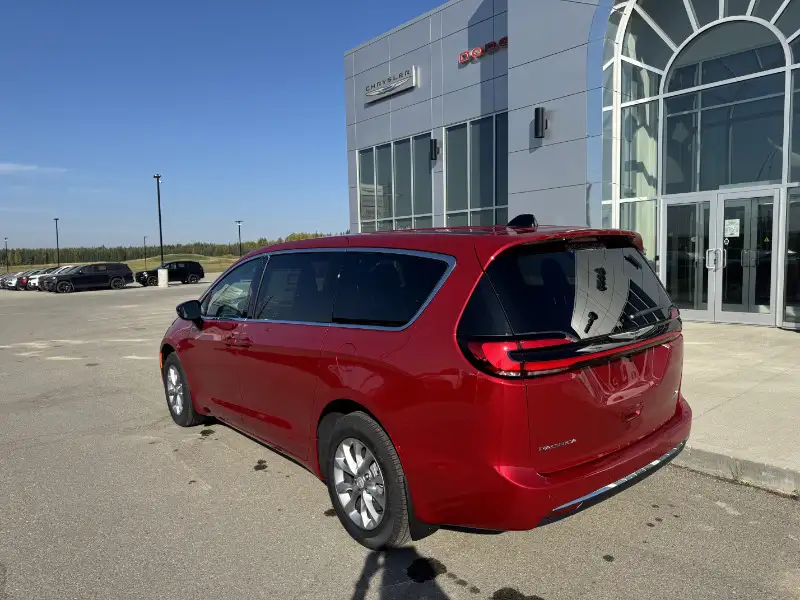 2026 Chrysler Pacifica Select AWD, červená, 59 km, dovoz Kanada — foto 8 z 12