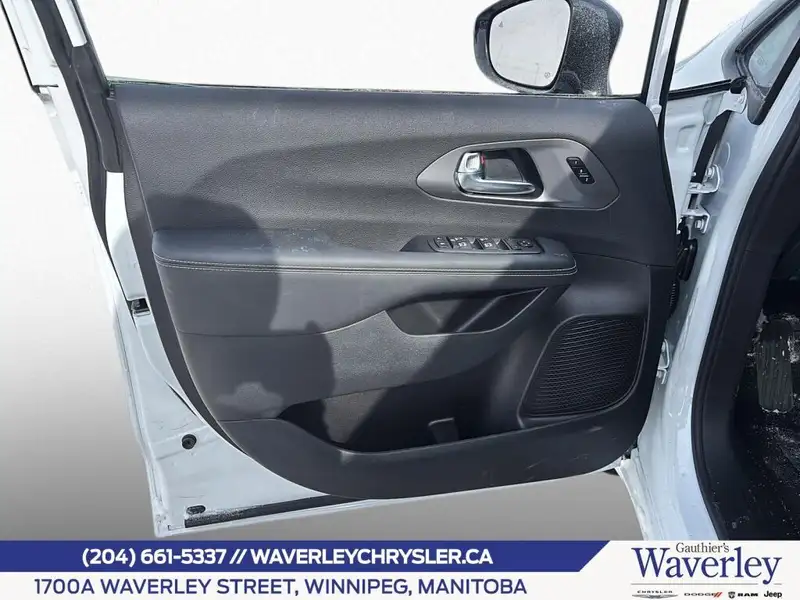 2026 Chrysler Pacifica Select Awd, bílá, 12 km, dovoz Kanada — foto 11 z 12