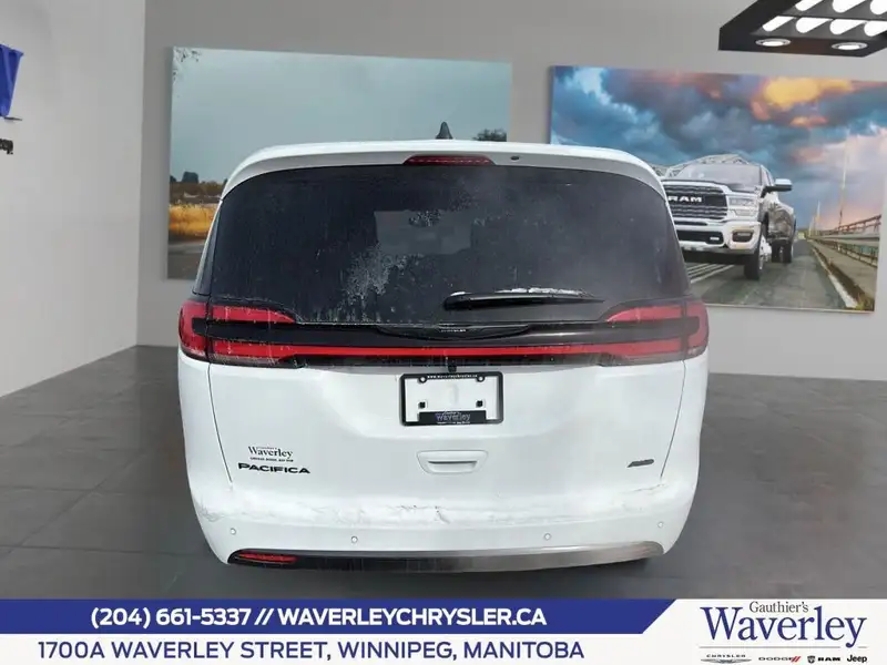 2026 Chrysler Pacifica Select Awd, bílá, 12 km, dovoz Kanada — foto 3 z 12
