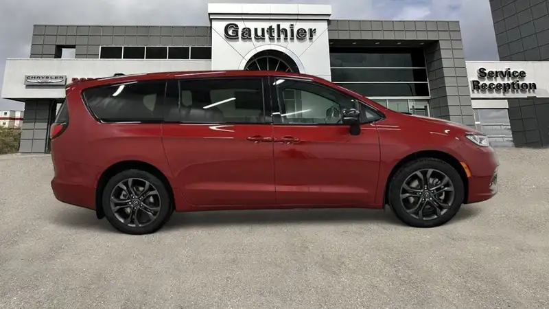 2026 Chrysler Pacifica Select, červená, 15 km, dovoz Kanada — foto 7 z 12