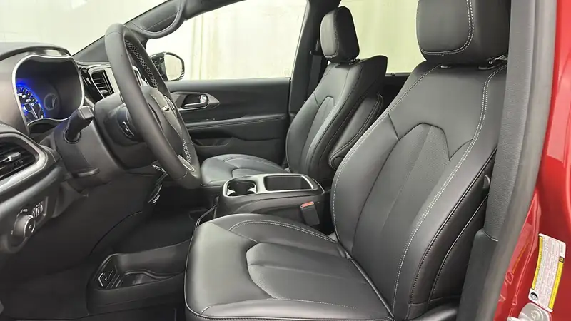 2026 Chrysler Pacifica Select, červená, 15 km, dovoz Kanada — foto 9 z 12