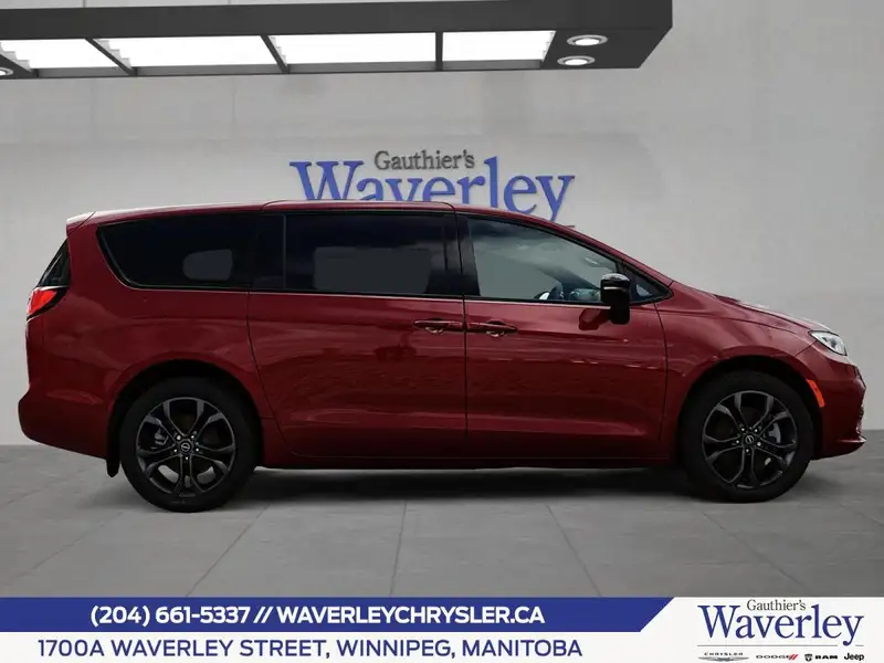 2026 Chrysler Pacifica Select Awd, červená, 12 km, dovoz Kanada — foto 3 z 12