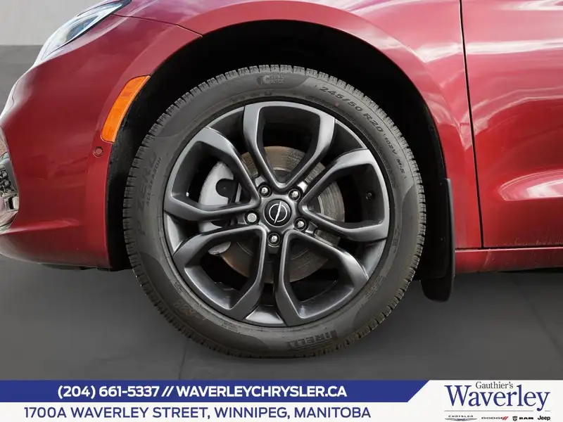 2026 Chrysler Pacifica Select Awd, červená, 12 km, dovoz Kanada — foto 9 z 12