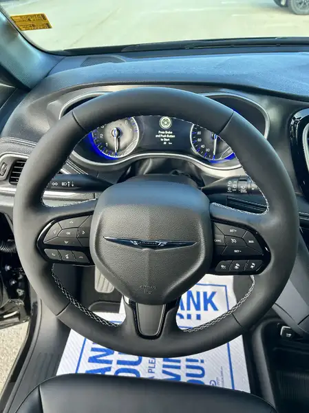 2026 Chrysler Pacifica Select AWD, černá, 30 km, dovoz Kanada — foto 10 z 12