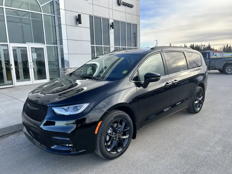 2026 Chrysler Pacifica Select AWD, černá, 30 km, dovoz Kanada — foto 2 z 12