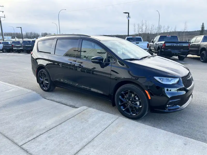 2026 Chrysler Pacifica Select AWD, černá, 30 km, dovoz Kanada — foto 4 z 12