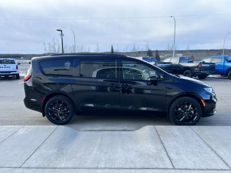 2026 Chrysler Pacifica Select AWD, černá, 30 km, dovoz Kanada — foto 5 z 12