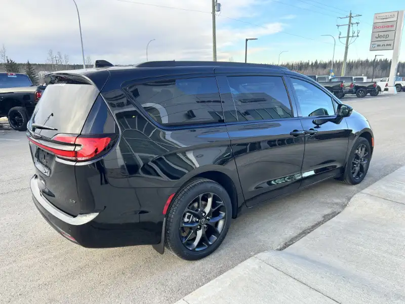 2026 Chrysler Pacifica Select AWD, černá, 30 km, dovoz Kanada — foto 6 z 12