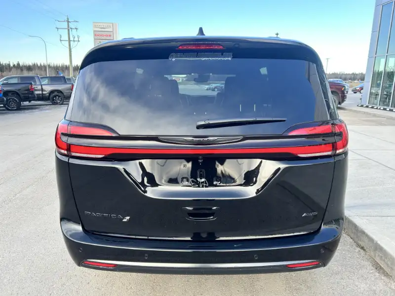 2026 Chrysler Pacifica Select AWD, černá, 30 km, dovoz Kanada — foto 7 z 12
