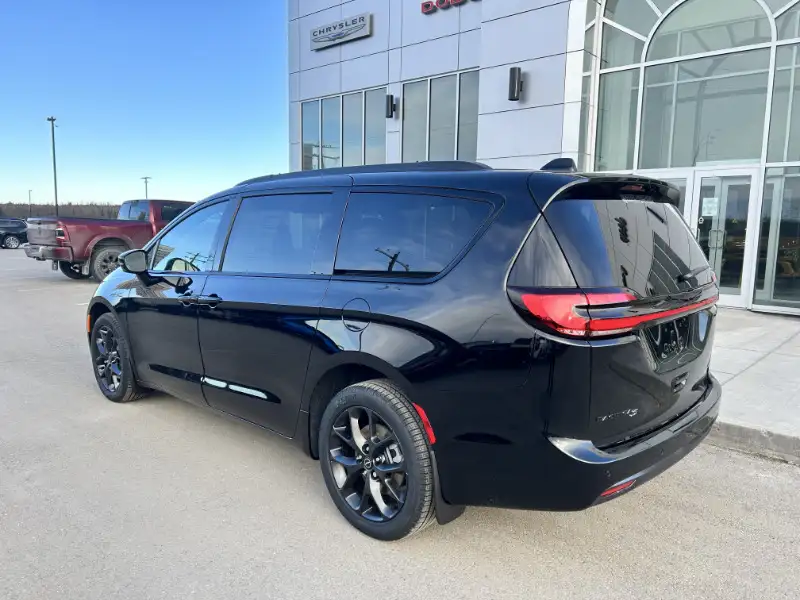 2026 Chrysler Pacifica Select AWD, černá, 30 km, dovoz Kanada — foto 8 z 12