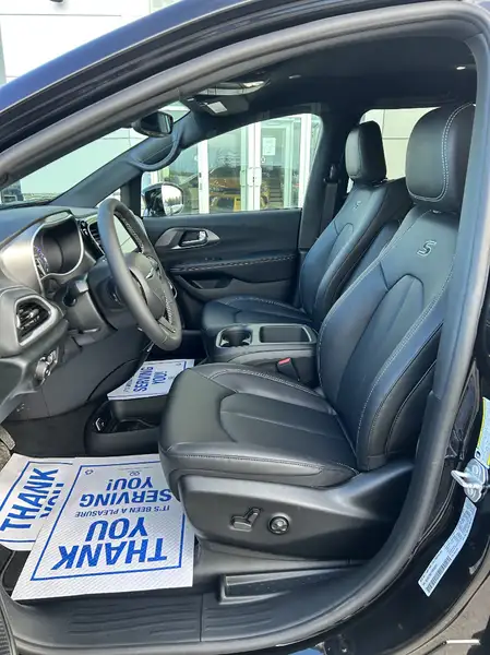 2026 Chrysler Pacifica Select AWD, černá, 30 km, dovoz Kanada — foto 9 z 12