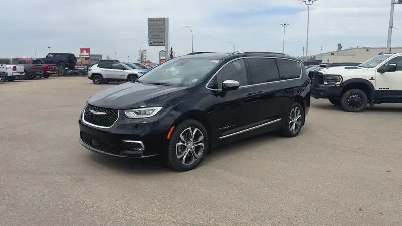 2026 Chrysler Pacifica Pinnacle, černá, 20 km, dovoz Kanada — foto 3 z 12