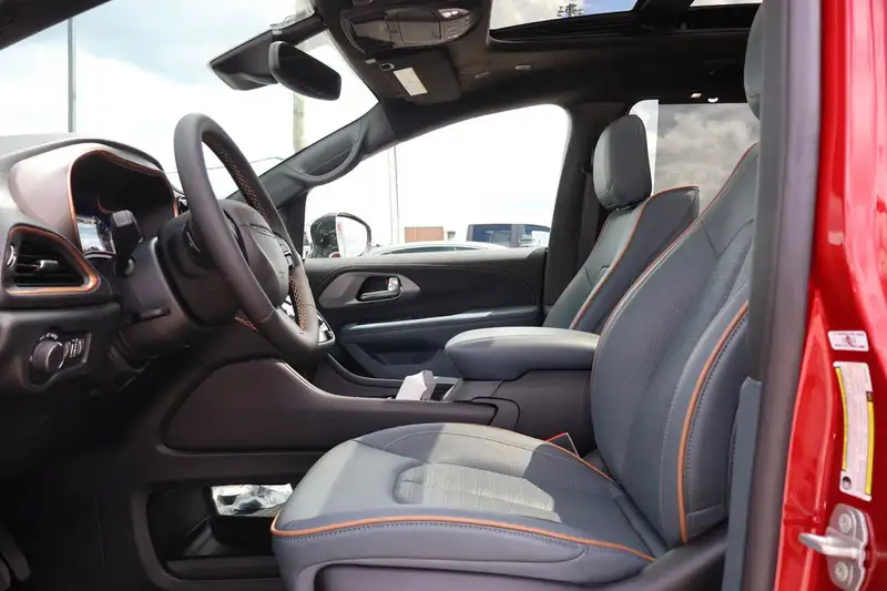 2027 Chrysler Pacifica PINNACLE, červená, 50 km, dovoz Kanada — foto 10 z 12