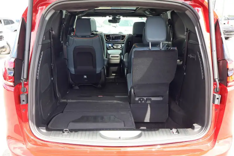 2027 Chrysler Pacifica PINNACLE, červená, 50 km, dovoz Kanada — foto 8 z 12