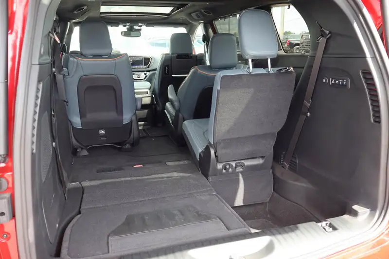 2027 Chrysler Pacifica PINNACLE, červená, 50 km, dovoz Kanada — foto 9 z 12