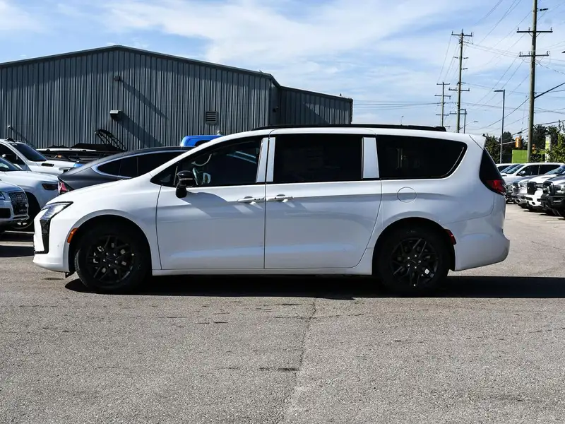 2027 Chrysler Pacifica Select, bílá, 0 km, dovoz Kanada — foto 3 z 12