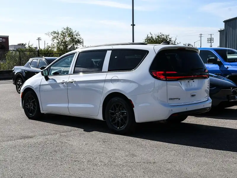 2027 Chrysler Pacifica Select, bílá, 0 km, dovoz Kanada — foto 4 z 12