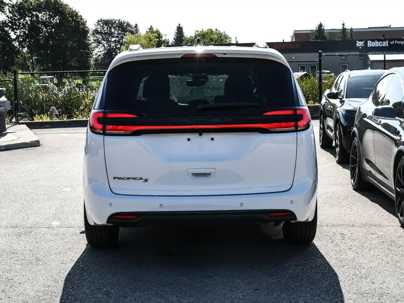 2027 Chrysler Pacifica Select, bílá, 0 km, dovoz Kanada — foto 5 z 12