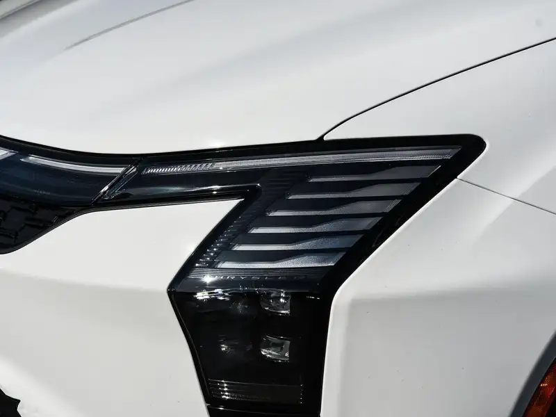 2027 Chrysler Pacifica Select, bílá, 0 km, dovoz Kanada — foto 8 z 12