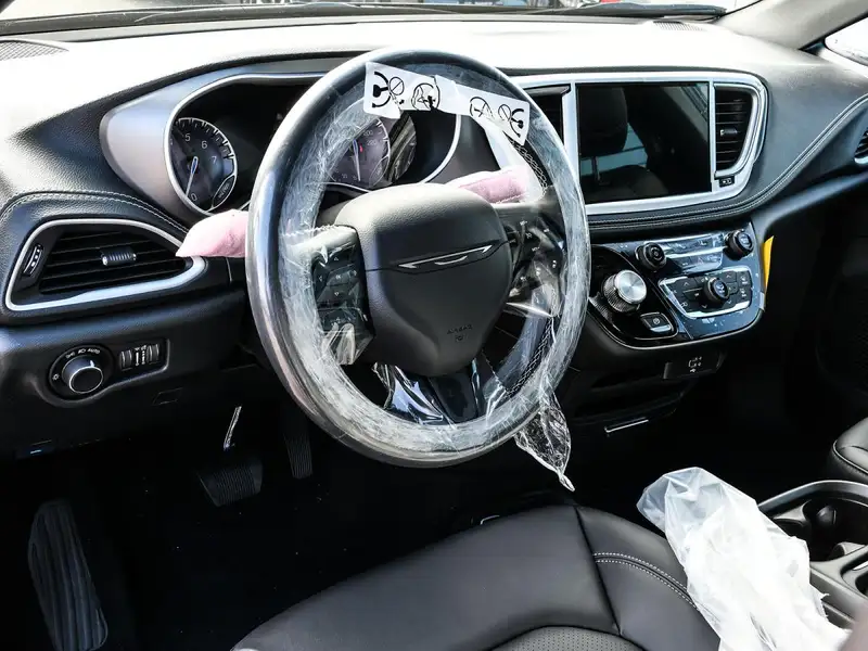 2027 Chrysler Pacifica Select, bílá, 0 km, dovoz Kanada — foto 9 z 12