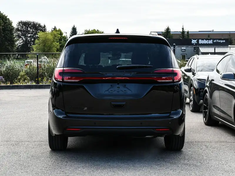 2027 Chrysler Pacifica Select, černá, 0 km, dovoz Kanada — foto 5 z 12