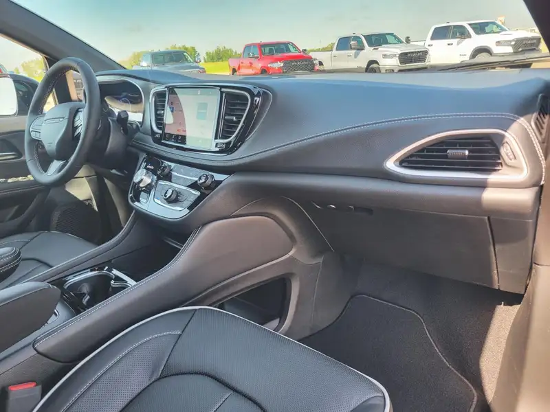2027 Chrysler Pacifica Base, černá, 8 km, dovoz Kanada — foto 11 z 12