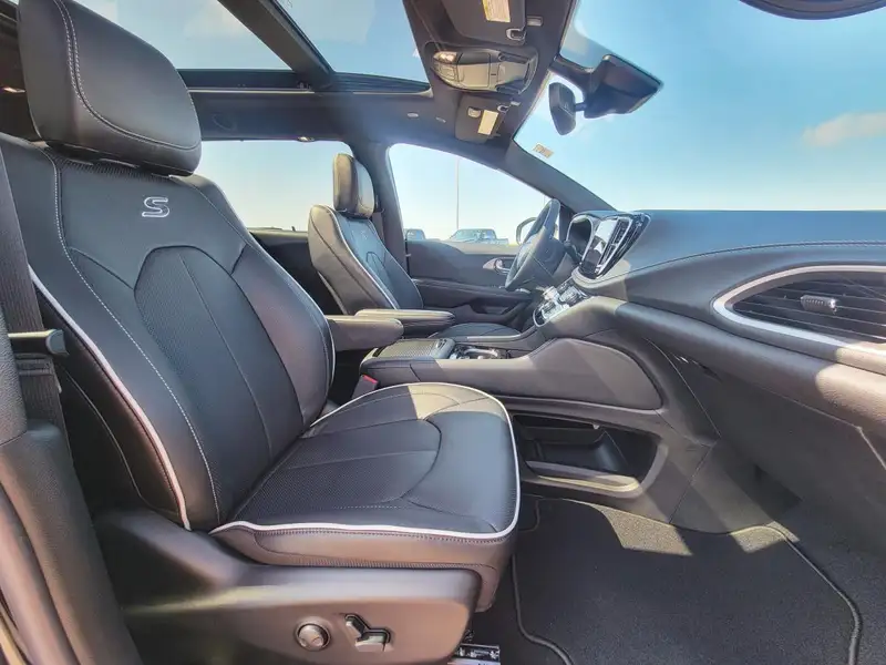 2027 Chrysler Pacifica Base, černá, 8 km, dovoz Kanada — foto 12 z 12