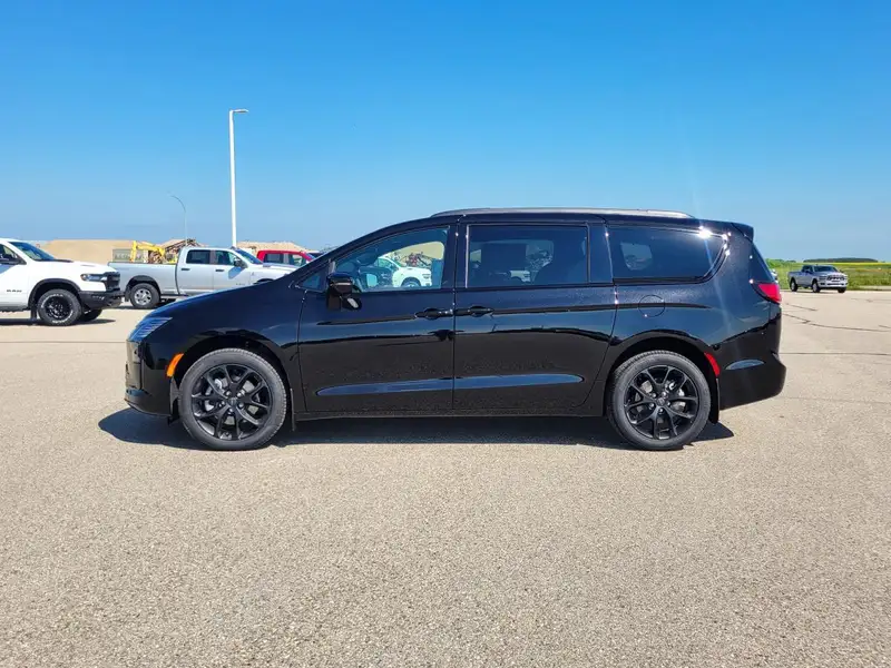 2027 Chrysler Pacifica Base, černá, 8 km, dovoz Kanada — foto 3 z 12