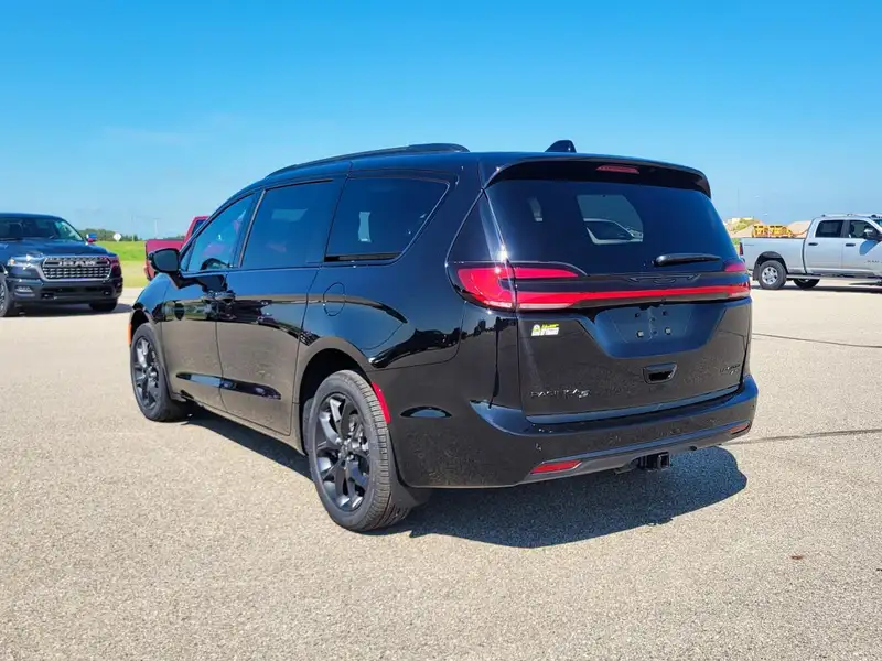 2027 Chrysler Pacifica Base, černá, 8 km, dovoz Kanada — foto 4 z 12