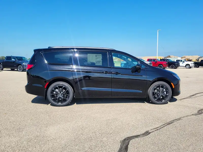 2027 Chrysler Pacifica Base, černá, 8 km, dovoz Kanada — foto 6 z 12
