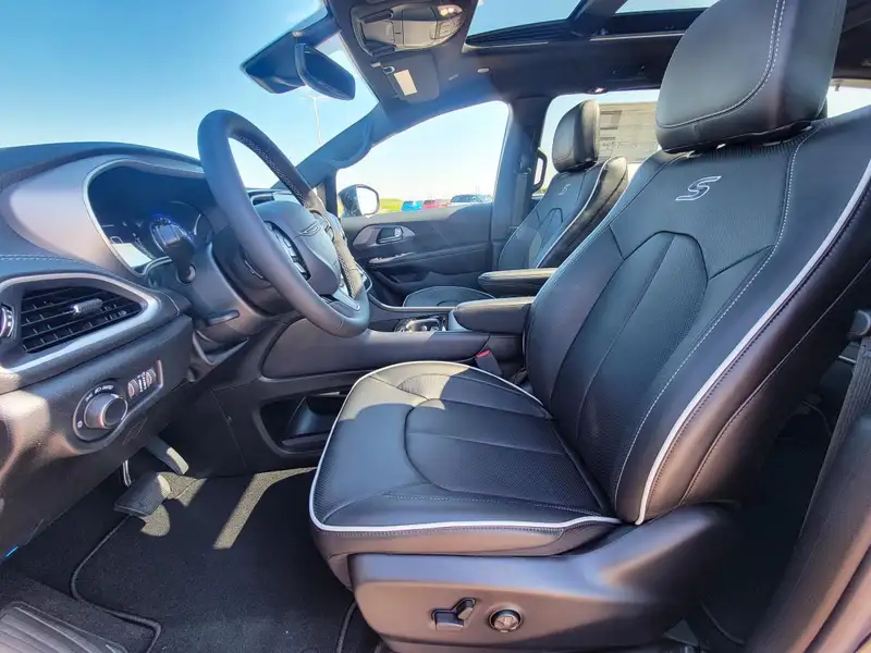 2027 Chrysler Pacifica Base, černá, 8 km, dovoz Kanada — foto 9 z 12