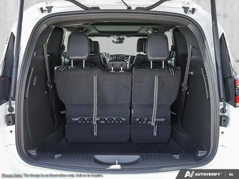 2027 Chrysler Pacifica Select, bílá, 0 km, dovoz Kanada — foto 8 z 12
