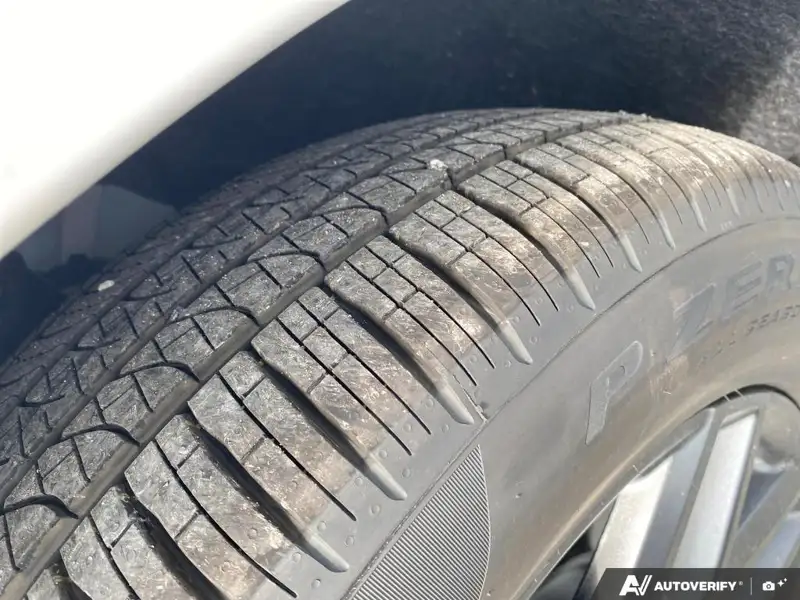 2027 Chrysler Pacifica Select, bílá, dovoz Kanada — foto 10 z 12