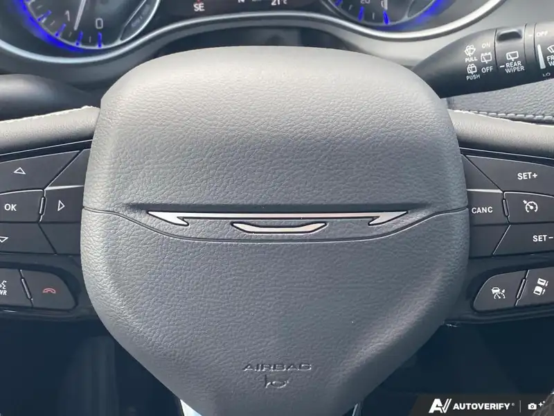2027 Chrysler Pacifica Select, bílá, dovoz Kanada — foto 12 z 12