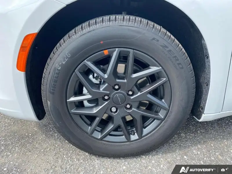 2027 Chrysler Pacifica Select, bílá, dovoz Kanada — foto 9 z 12