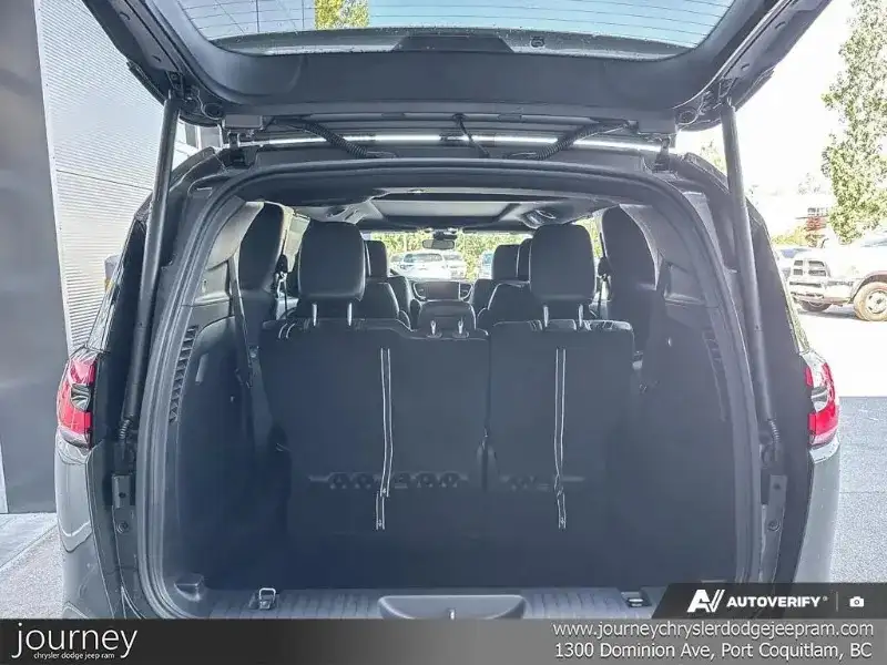 2027 Chrysler Pacifica Select, zelená, 15 km, dovoz Kanada — foto 11 z 12