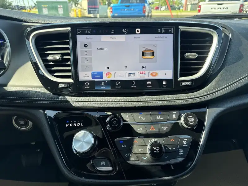 2027 Chrysler Pacifica Select, bílá, 21 km, dovoz Kanada — foto 11 z 12