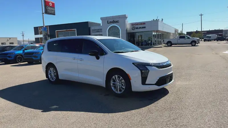2027 Chrysler Pacifica Select, bílá, 21 km, dovoz Kanada — foto 2 z 12